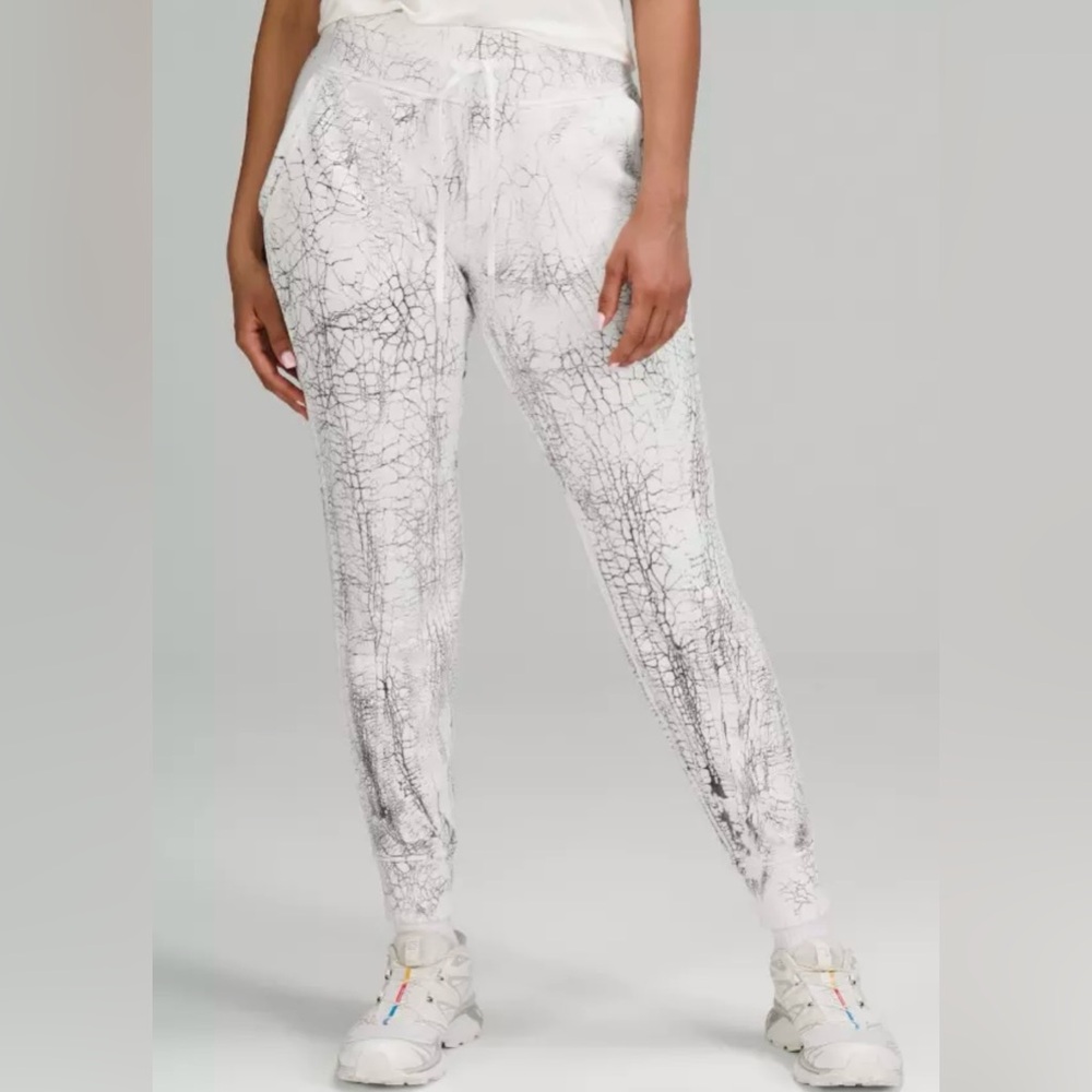 Lululemon Warm‎ Down Jogger Mid Rise Jogger Thread Dye White Black Size 6 Comfy